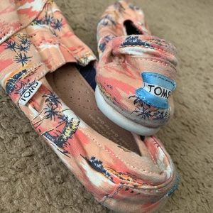 Peach & Pink Tropical Pattern Toms